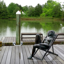Decoración del jardín Mujer desnuda de bronce en escultura de la silla de cubierta